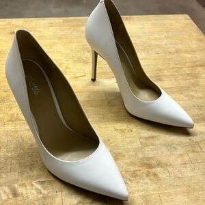 White leather Michael kors pumps